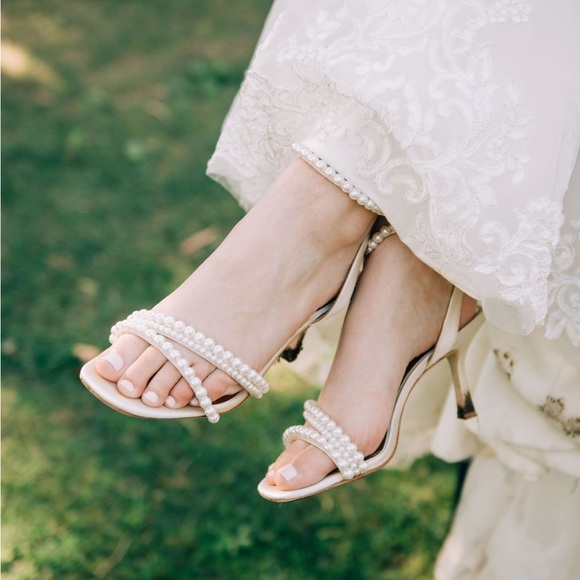 Badgley Mischka Pearl Heels with original box and shoe bag - Picture 4 of 6